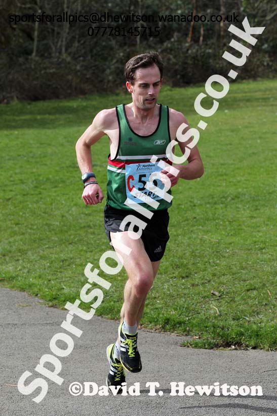 Gavin Hill (Sale) moved into the lead on the 3rd leg of the senior mens 12 stage relay, 2014 Northern 12 and 6 Stage Relays, Heaton Park Manchester. Photo: David T. Hewitson/Sports for All Pics